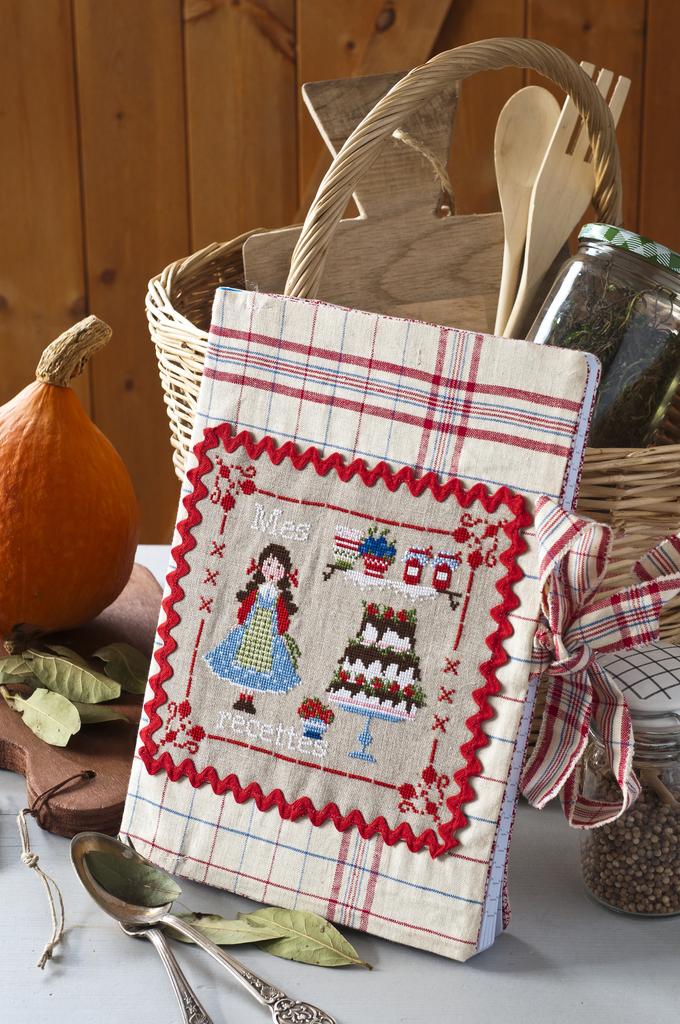 Création Point de Croix N°64 : broderies fleuries et printanières, motifs oiseaux, feuilles et projets gourmands. Mai/Juin 2017.
