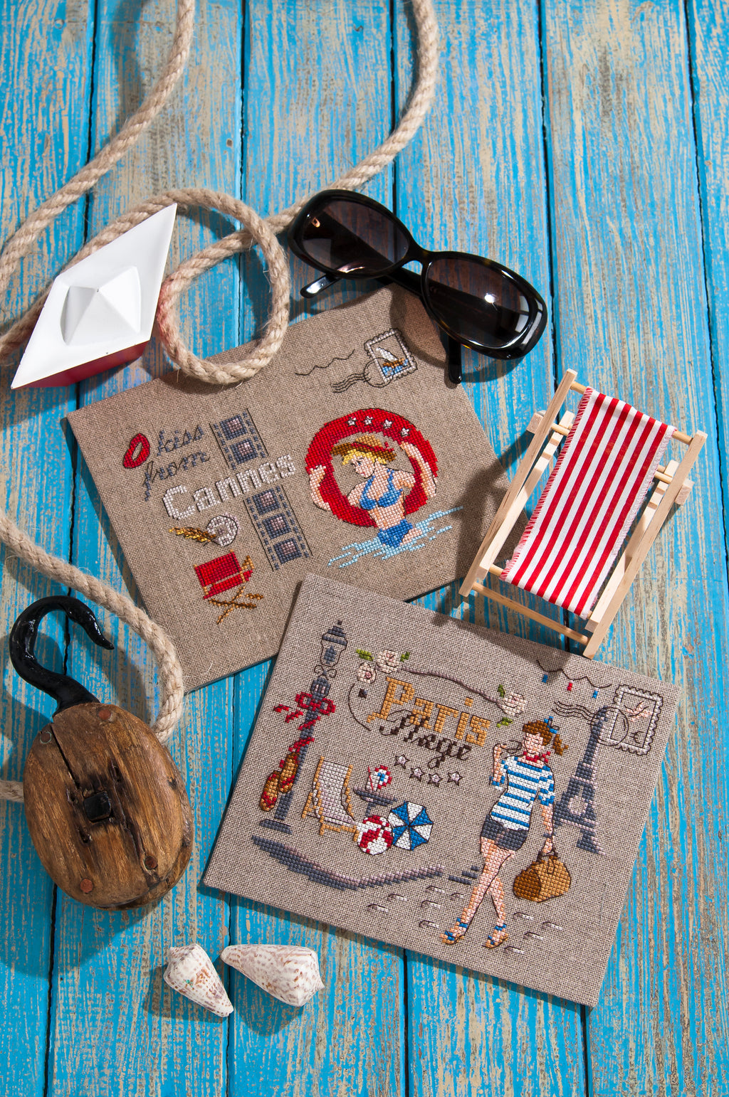 Création Point de Croix N°65 : grilles estivales et provençales – plage, lavande, marquoir de 1926 et accessoires brodés. Juill/Août 2017.