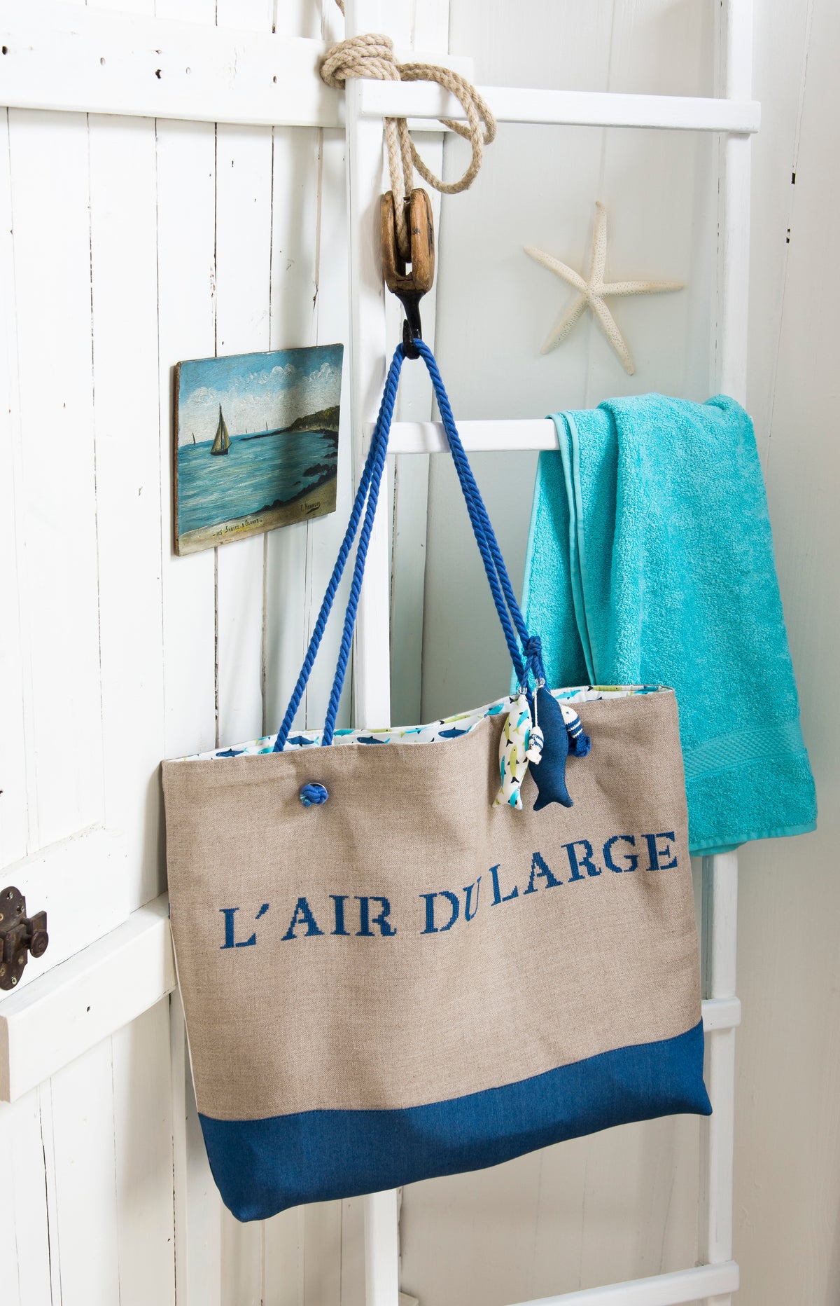 Création Point de Croix N°65 : grilles estivales et provençales – plage, lavande, marquoir de 1926 et accessoires brodés. Juill/Août 2017.