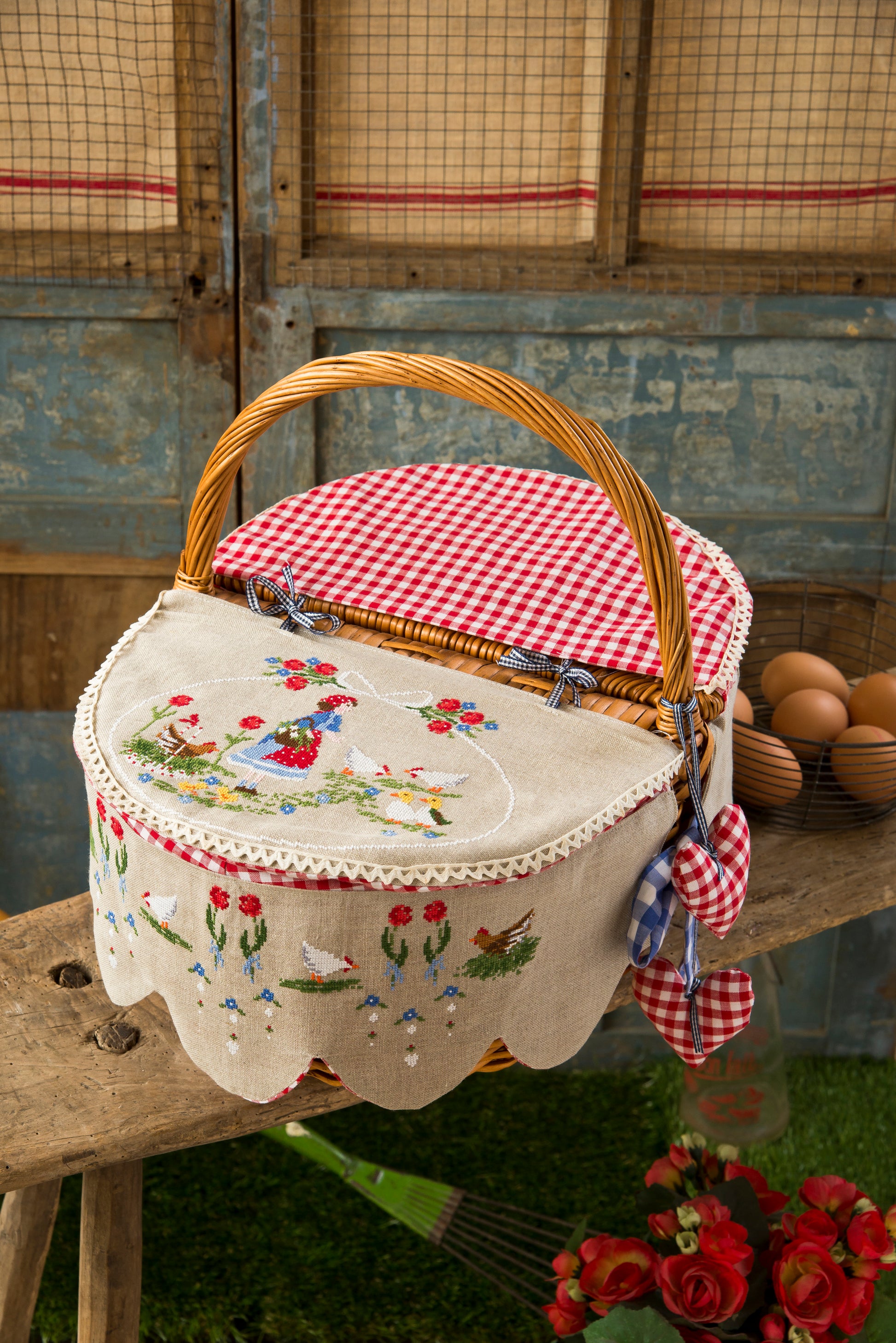 Création Point de Croix N°65 : grilles estivales et provençales – plage, lavande, marquoir de 1926 et accessoires brodés. Juill/Août 2017.