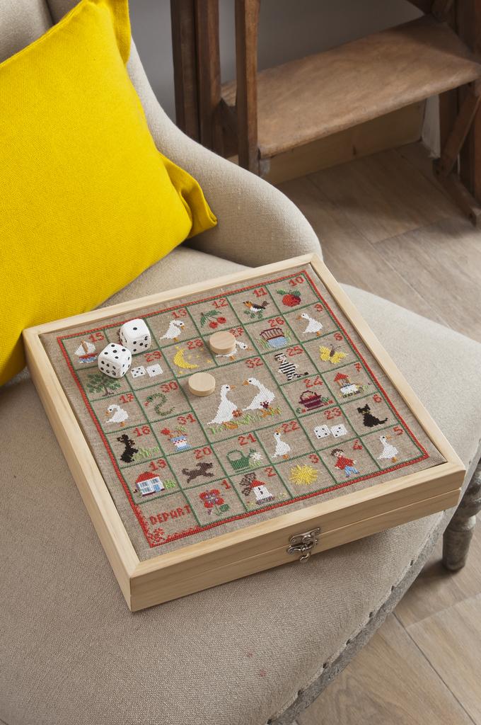 Création Point de Croix N°66 : grilles de point de croix sur le thème de la rentrée et de l'automne – rangement, accessoires scolaires et décoration. Sept/Oct 2017.