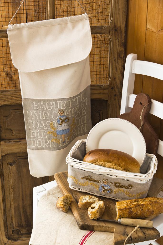 Création Point de Croix N°66 : grilles de point de croix sur le thème de la rentrée et de l'automne – rangement, accessoires scolaires et décoration. Sept/Oct 2017.