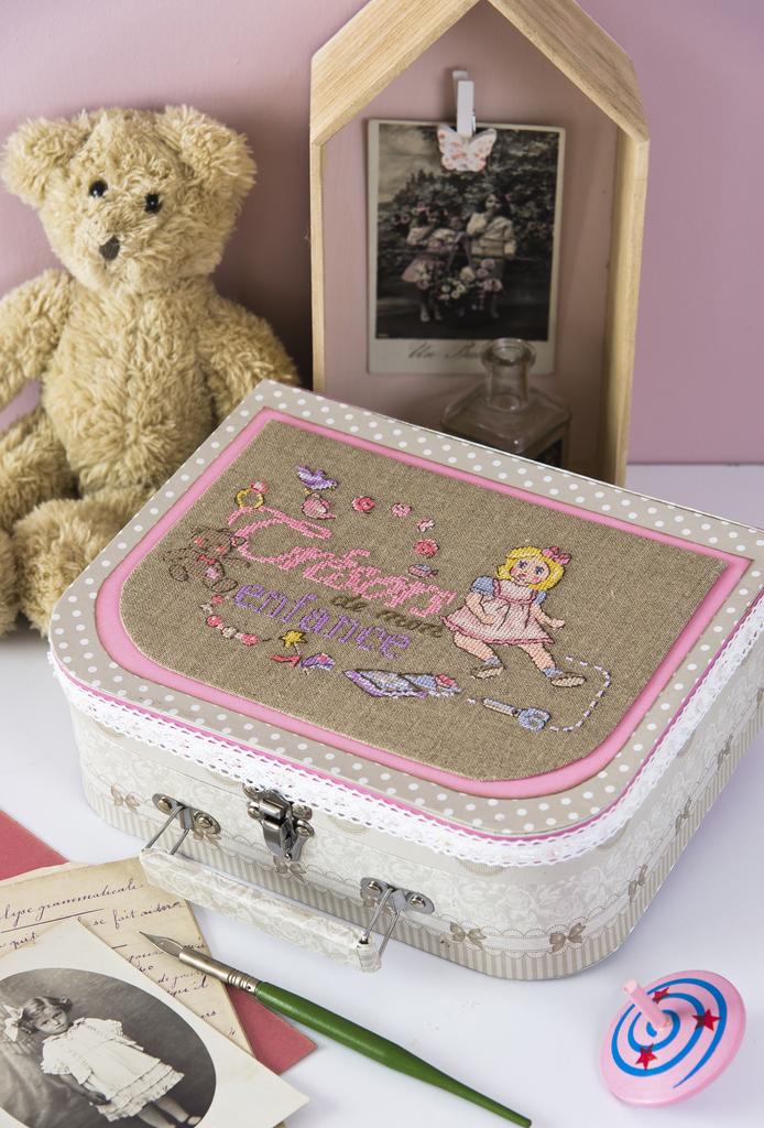 Création Point de Croix N°66 : grilles de point de croix sur le thème de la rentrée et de l'automne – rangement, accessoires scolaires et décoration. Sept/Oct 2017.