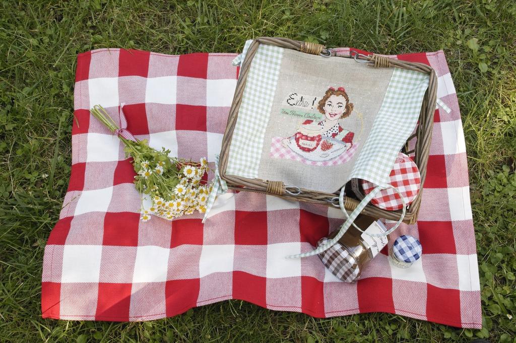 Création Point de Croix N°66 : grilles de point de croix sur le thème de la rentrée et de l'automne – rangement, accessoires scolaires et décoration. Sept/Oct 2017.