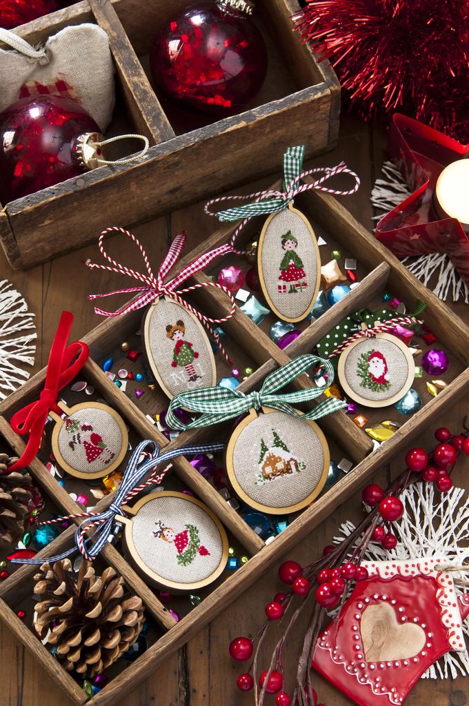 Création Point de Croix N°67 : grilles de point de croix sur le thème de Noël – cadeaux faits main, décorations et créations de fêtes. Nov/Déc 2017.