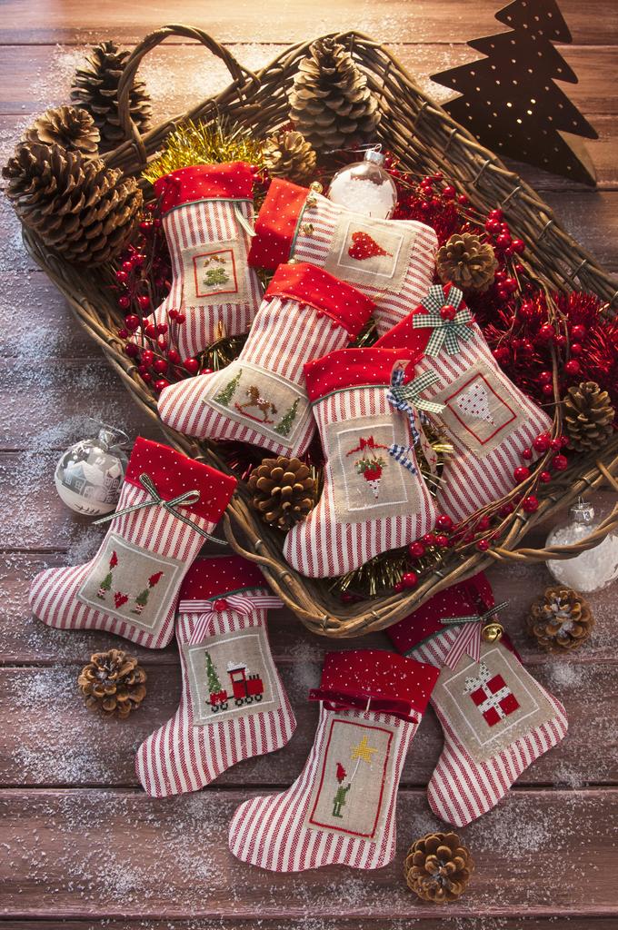 Création Point de Croix N°67 : grilles de point de croix sur le thème de Noël – cadeaux faits main, décorations et créations de fêtes. Nov/Déc 2017.