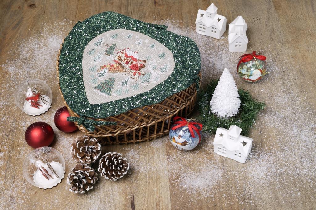 Création Point de Croix N°67 : grilles de point de croix sur le thème de Noël – cadeaux faits main, décorations et créations de fêtes. Nov/Déc 2017.