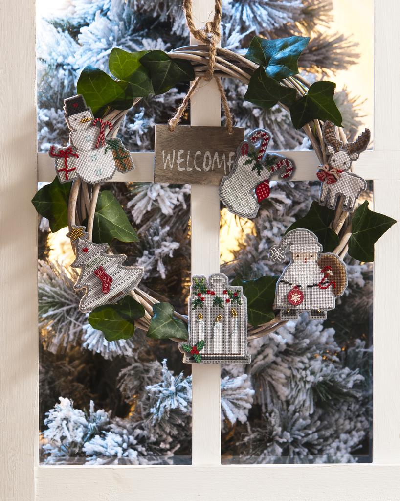 Création Point de Croix N°67 : grilles de point de croix sur le thème de Noël – cadeaux faits main, décorations et créations de fêtes. Nov/Déc 2017.