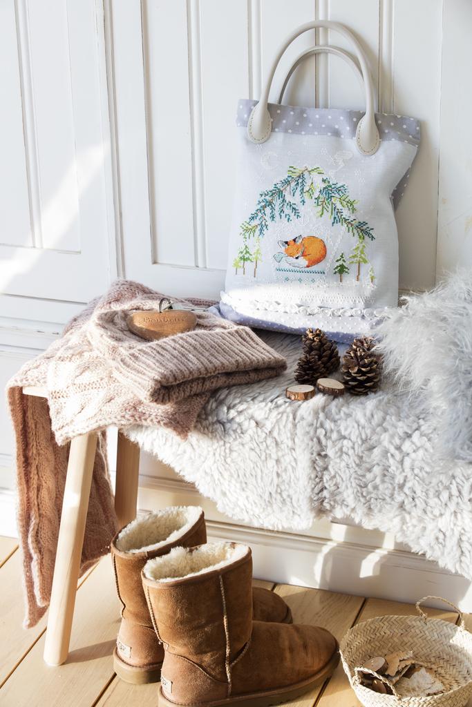 Magazine de broderie N°68 : grilles de point de croix sur le thème de la montagne et de l’hiver – pêle-mêle, coussin, bouillotte et motifs enneigés. Jan/Fév 2018.
