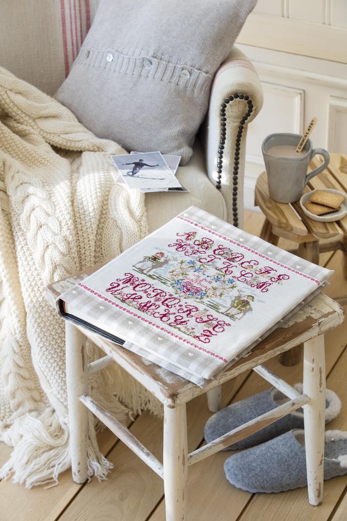 Création Point de Croix N°68 : grilles de point de croix sur le thème de la montagne et de l'hiver – pêle-mêle, coussin, bouillotte et motifs enneigés. Jan/Fév 2018.