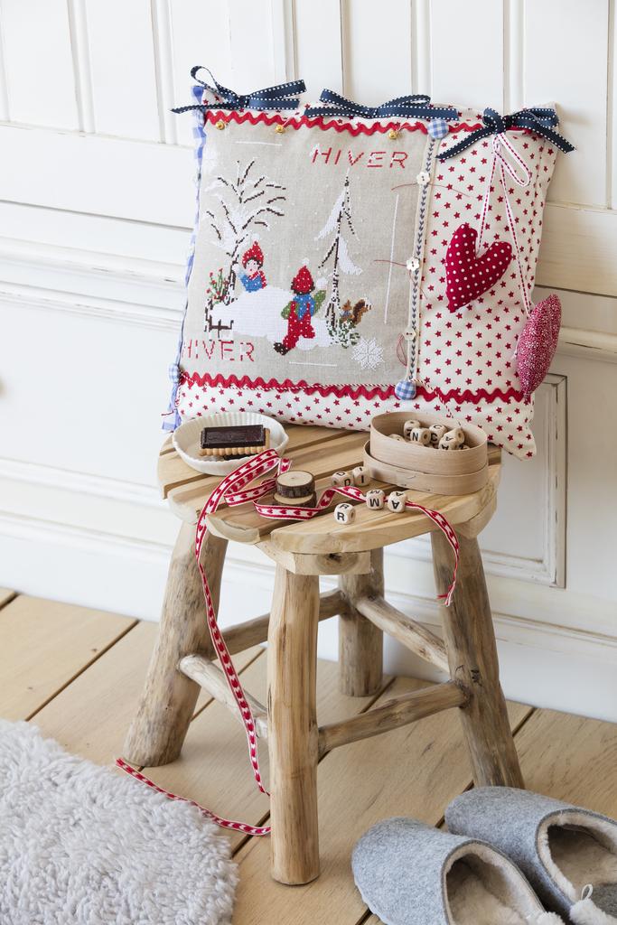Création Point de Croix N°68 : grilles de point de croix sur le thème de la montagne et de l'hiver – pêle-mêle, coussin, bouillotte et motifs enneigés. Jan/Fév 2018.