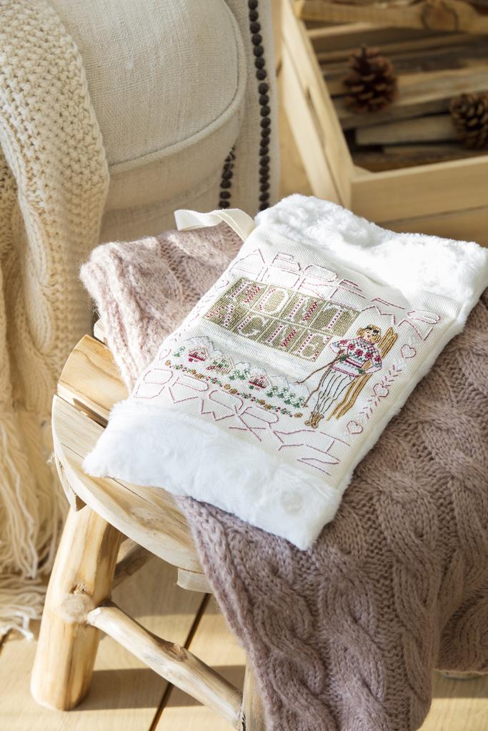 Création Point de Croix N°68 : grilles de point de croix sur le thème de la montagne et de l'hiver – pêle-mêle, coussin, bouillotte et motifs enneigés. Jan/Fév 2018.