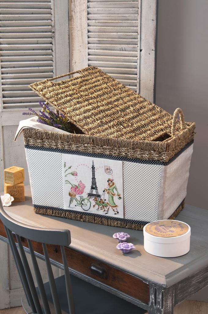 Création Point de Croix N°69 : grilles de point de croix sur le thème du printemps et du rangement – boîtes, panières et accessoires brodés. Mars/Avril 2018.