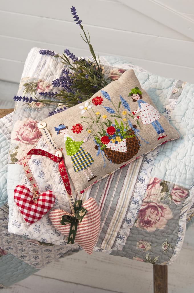 Création Point de Croix N°69 : grilles de point de croix sur le thème du printemps et du rangement – boîtes, panières et accessoires brodés. Mars/Avril 2018.