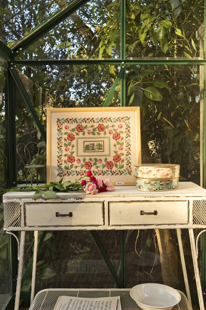 Création Point de Croix N°69 : grilles de point de croix sur le thème du printemps et du rangement – boîtes, panières et accessoires brodés. Mars/Avril 2018.