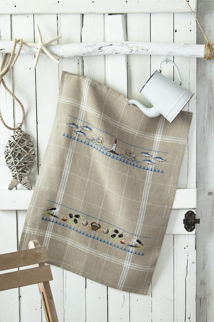 Création Point de Croix N°71 : grilles de point de croix sur le thème de l'été et de la mer – nappes, serviettes, abécédaire et accessoires estivaux. Juill/Août 2018.