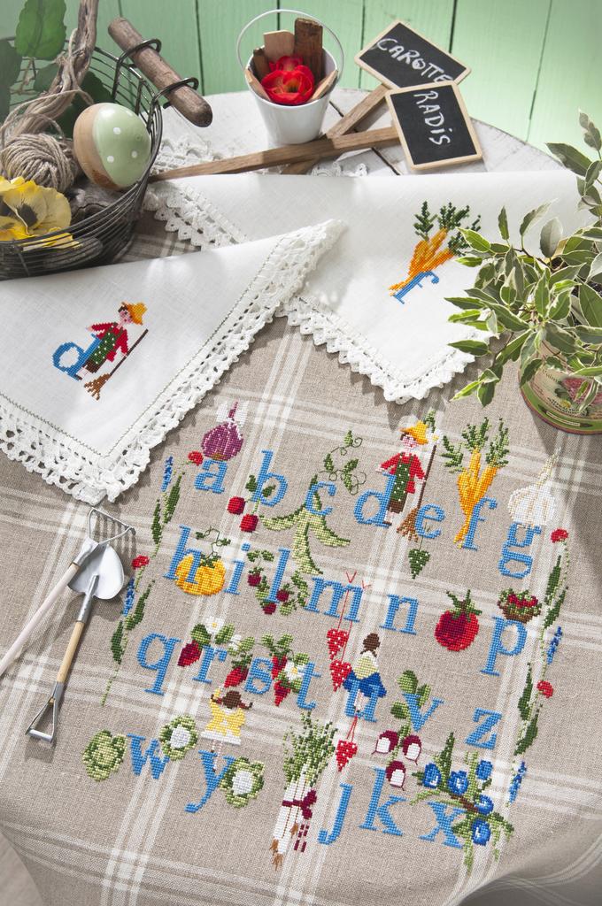 Création Point de Croix N°71 : grilles de point de croix sur le thème de l'été et de la mer – nappes, serviettes, abécédaire et accessoires estivaux. Juill/Août 2018.