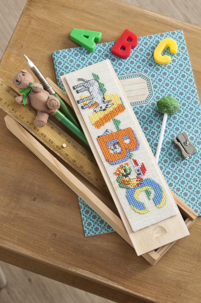 Création Point de Croix N°72 : grilles de point de croix sur le thème de la rentrée et de l'automne – sacs, torchons, champignons et accessoires scolaires. Sept/Oct 2018.