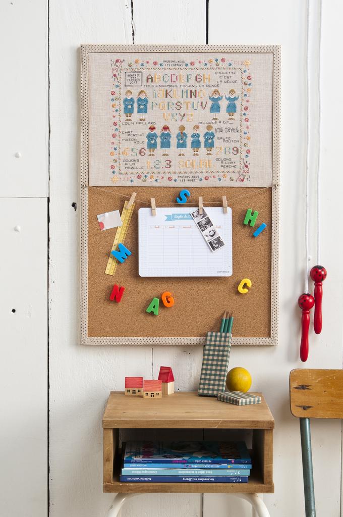 Création Point de Croix N°72 : grilles de point de croix sur le thème de la rentrée et de l'automne – sacs, torchons, champignons et accessoires scolaires. Sept/Oct 2018.