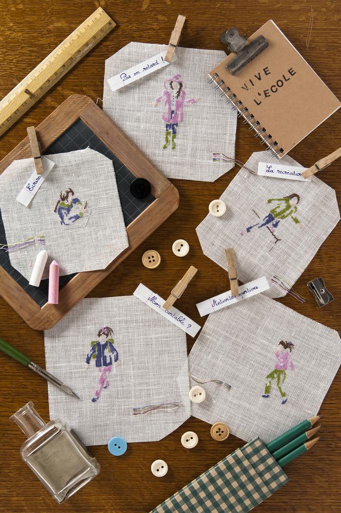 Création Point de Croix N°72 : grilles de point de croix sur le thème de la rentrée et de l'automne – sacs, torchons, champignons et accessoires scolaires. Sept/Oct 2018.