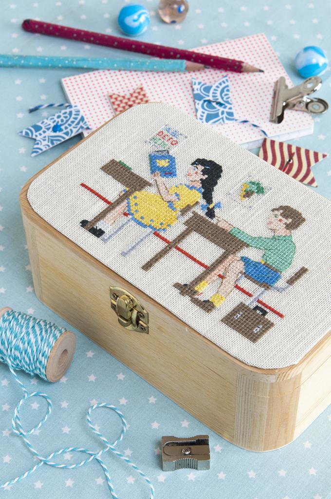 Création Point de Croix N°72 : grilles de point de croix sur le thème de la rentrée et de l'automne – sacs, torchons, champignons et accessoires scolaires. Sept/Oct 2018.