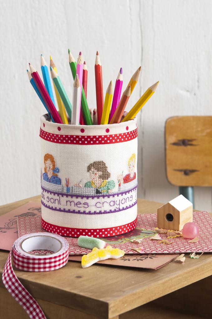 Création Point de Croix N°72 : grilles de point de croix sur le thème de la rentrée et de l'automne – sacs, torchons, champignons et accessoires scolaires. Sept/Oct 2018.
