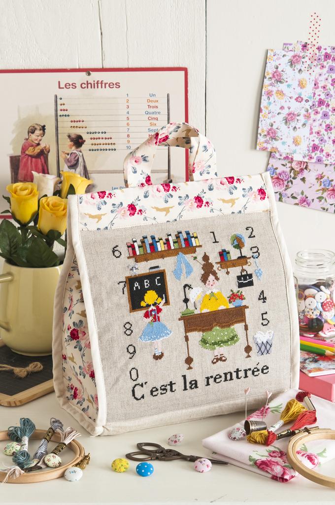 Création Point de Croix N°72 : grilles de point de croix sur le thème de la rentrée et de l'automne – sacs, torchons, champignons et accessoires scolaires. Sept/Oct 2018.