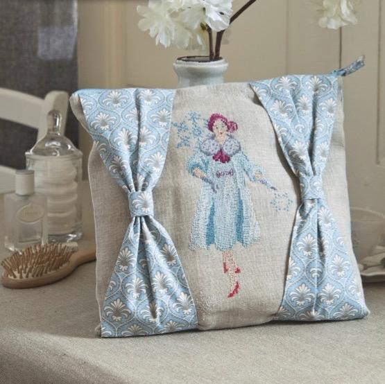 Magazine de broderie N°73 : plus de 15 grilles de point de croix inédites sur le thème de Noël et de l’hiver. Novembre/Décembre 2018.