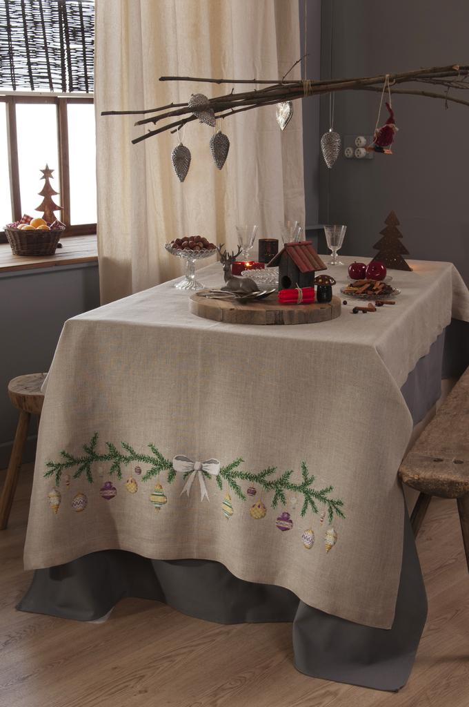 Magazine de broderie N°73 : plus de 15 grilles de point de croix inédites sur le thème de Noël et de l’hiver. Novembre/Décembre 2018.