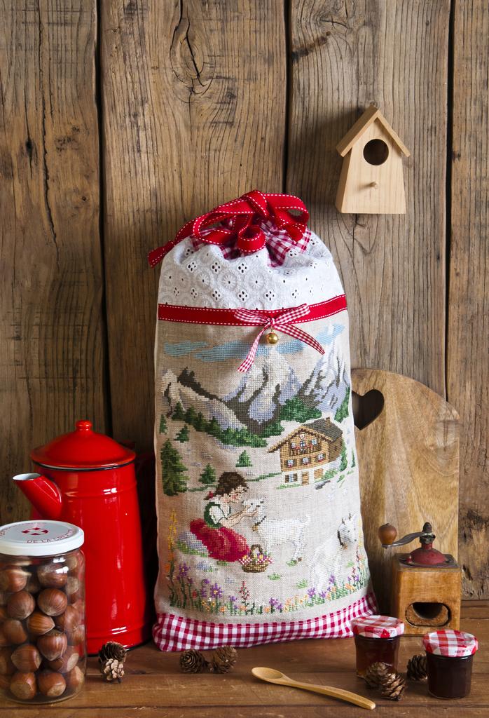 Création Point de Croix N°74 : grilles de point de croix sur le thème de l'hiver – nature enneigée, intérieurs cocon, torchons et motifs floraux. Jan/Fév 2019.