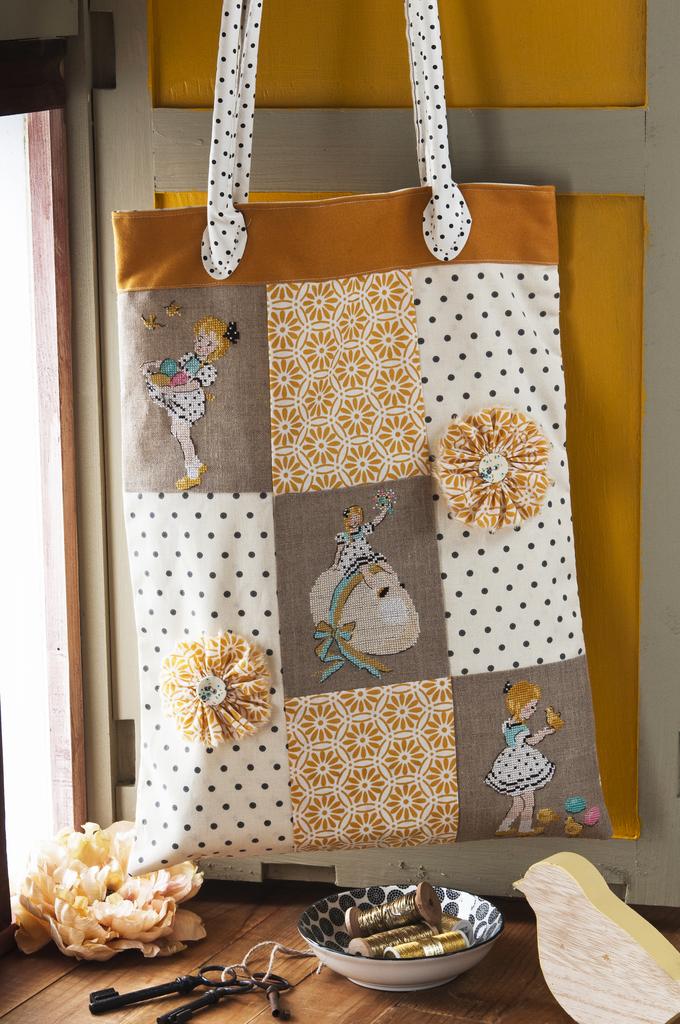 Création Point de Croix N°75 : grilles de point de croix sur le thème de Pâques et du printemps – sacs, tablier, chemin de table et motifs de saison. Mars/Avril 2019.
