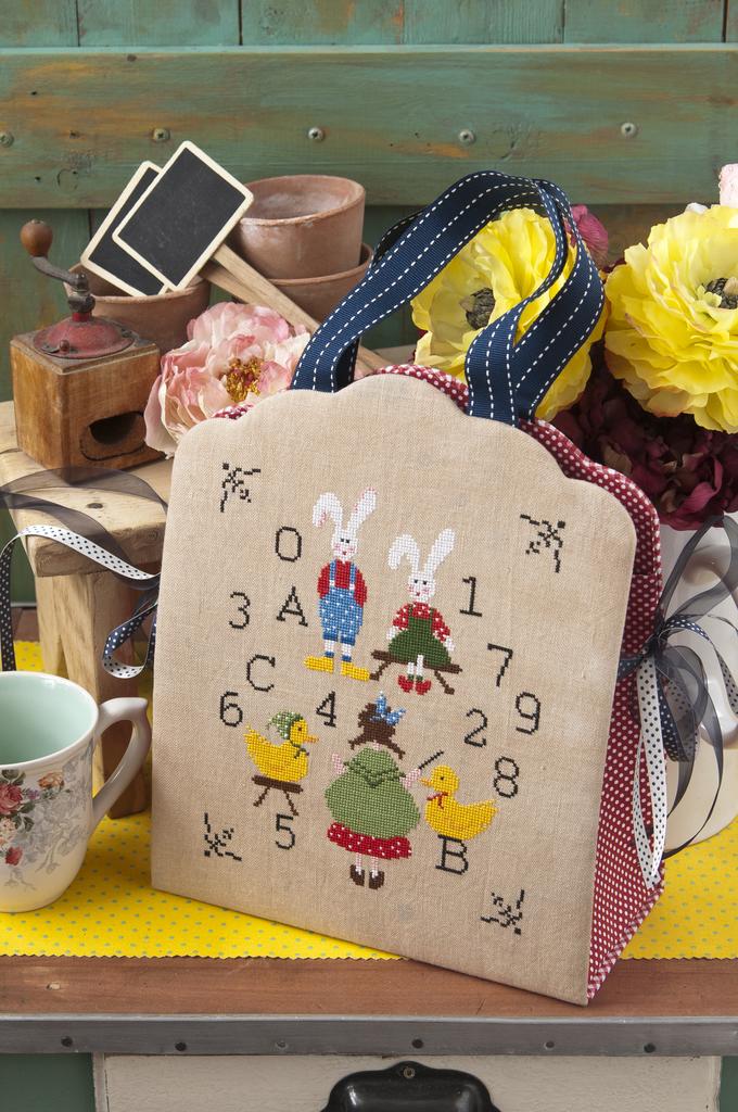 Création Point de Croix N°75 : grilles de point de croix sur le thème de Pâques et du printemps – sacs, tablier, chemin de table et motifs de saison. Mars/Avril 2019.
