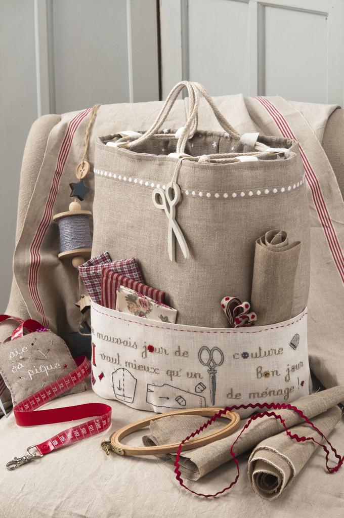 Création Point de Croix N°75 : grilles de point de croix sur le thème de Pâques et du printemps – sacs, tablier, chemin de table et motifs de saison. Mars/Avril 2019.