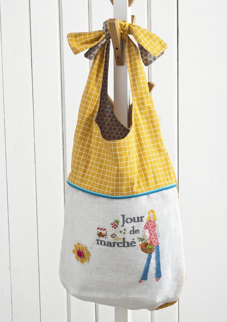 Création Point de Croix N°78 : grilles de point de croix sur le thème de la rentrée – trousses, sacs à dos et accessoires scolaires brodés. Sept/Oct 2019.