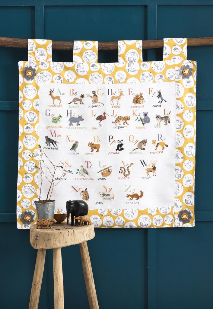 Création Point de Croix N°78 : grilles de point de croix sur le thème de la rentrée – trousses, sacs à dos et accessoires scolaires brodés. Sept/Oct 2019.