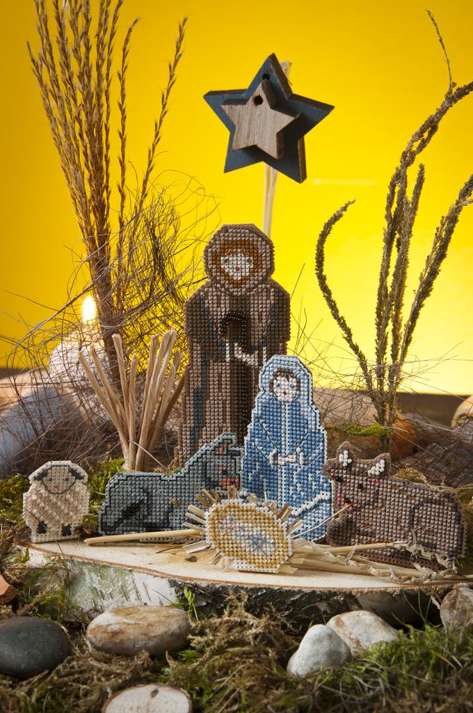 Création Point de Croix N°79 : grilles de point de croix sur le thème de Noël – animaux, décorations, chaussettes et accessoires de fêtes. Nov/Déc 2019.