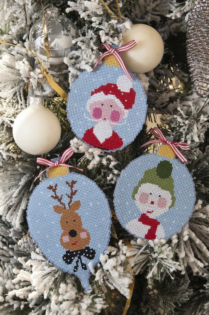 Création Point de Croix N°79 : grilles de point de croix sur le thème de Noël – animaux, décorations, chaussettes et accessoires de fêtes. Nov/Déc 2019.