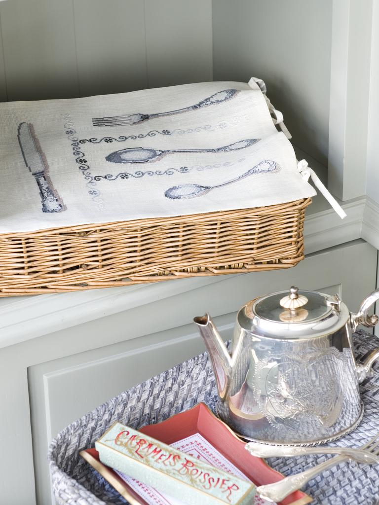 Magazine Création Point de Croix N°7 : motifs d’hiver, vaisselles brodées, trousse, pâquerettes et projets point de croix pour broder au coin du feu. César Editions.