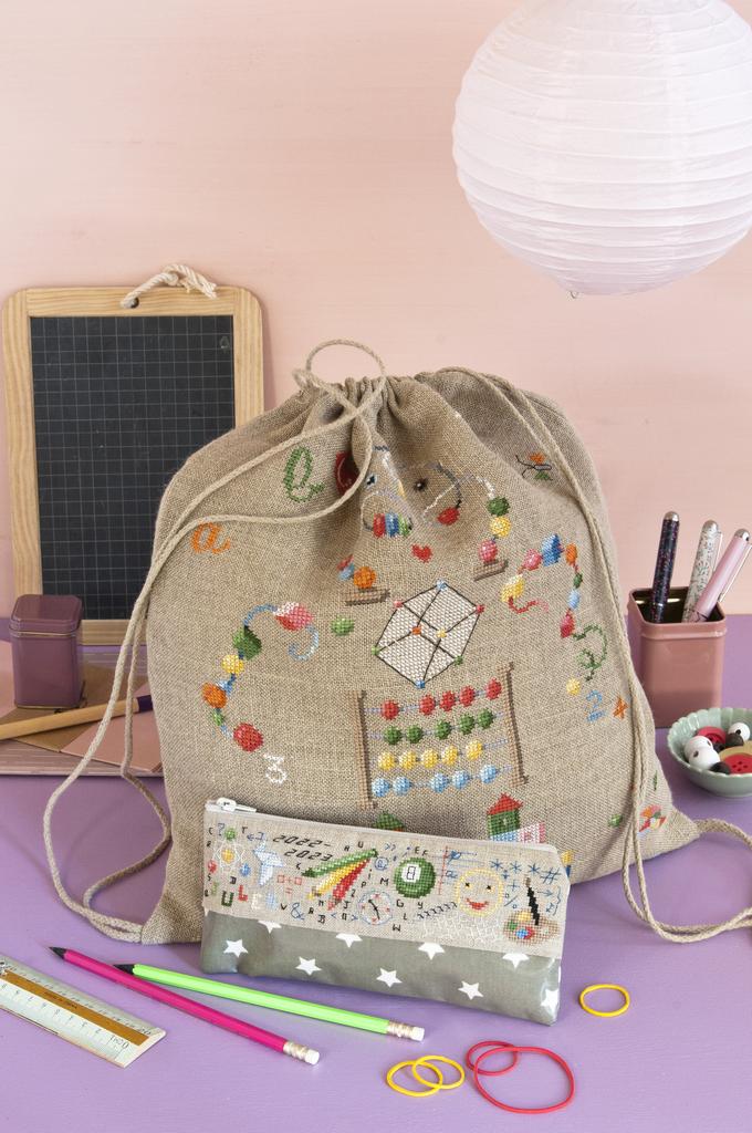 Magazine Création Point de Croix N°96 : motifs marins, trousse et sac d’école brodés, portraits au point de croix pour la rentrée automne 2022. César Editions.
