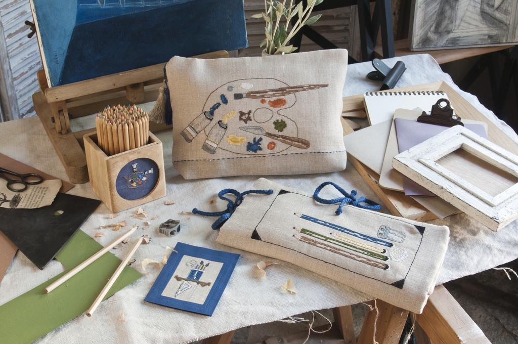 Magazine Création Point de Croix N°96 : motifs marins, trousse et sac d’école brodés, portraits au point de croix pour la rentrée automne 2022. César Editions.