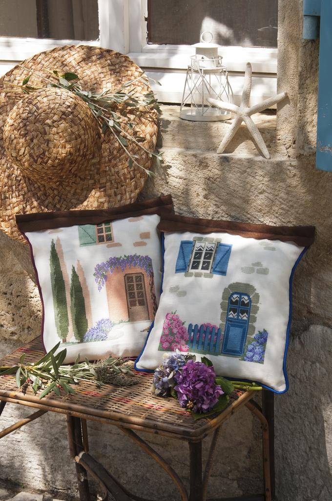 Magazine Création Point de Croix N°96 : motifs marins, trousse et sac d’école brodés, portraits au point de croix pour la rentrée automne 2022. César Editions.