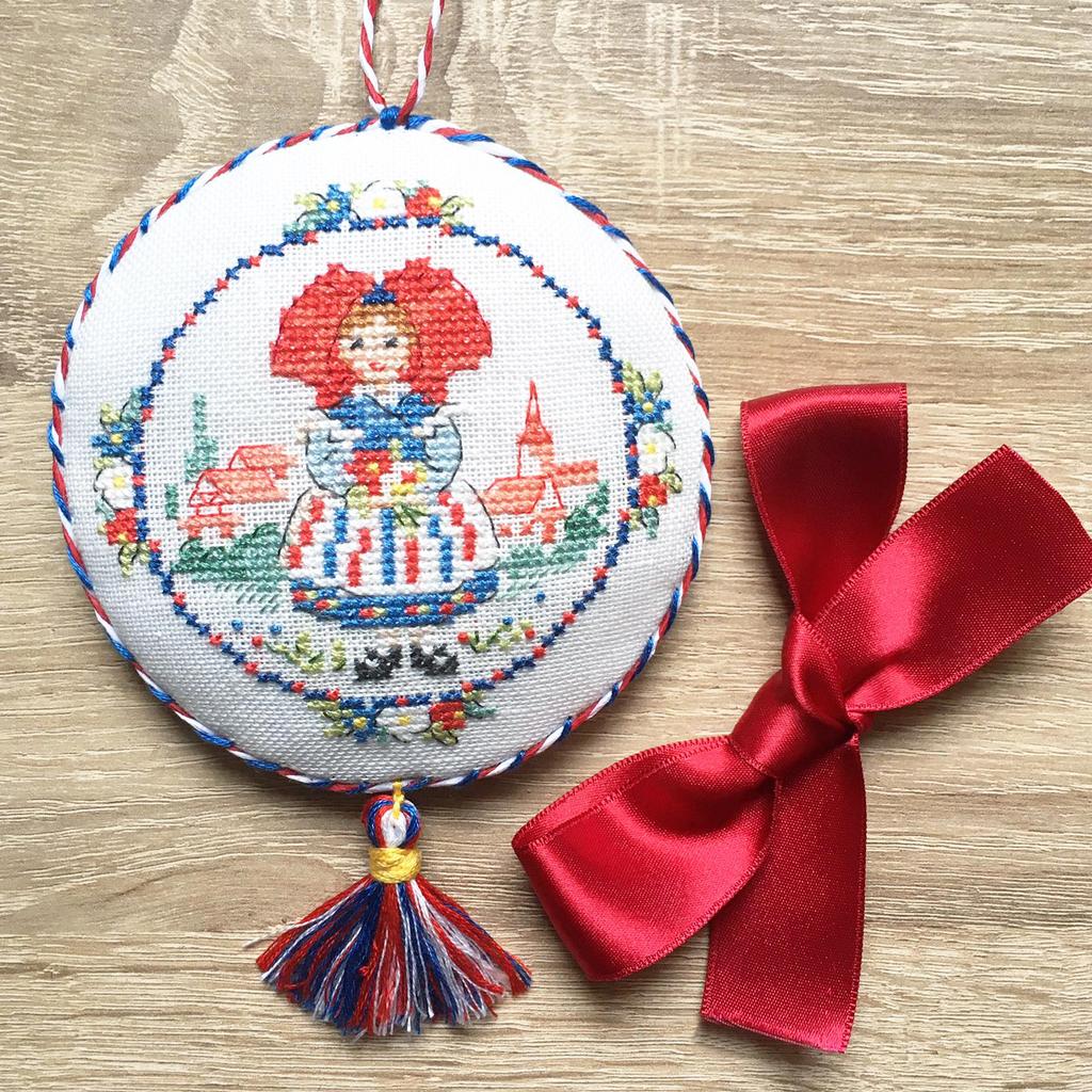 Magazine Création Point de Croix N°96 : motifs marins, trousse et sac d’école brodés, portraits au point de croix pour la rentrée automne 2022. César Editions.