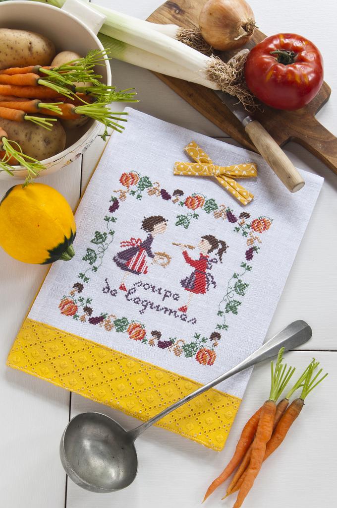 Magazine Création Point de Croix N°96 : motifs marins, trousse et sac d’école brodés, portraits au point de croix pour la rentrée automne 2022. César Editions.