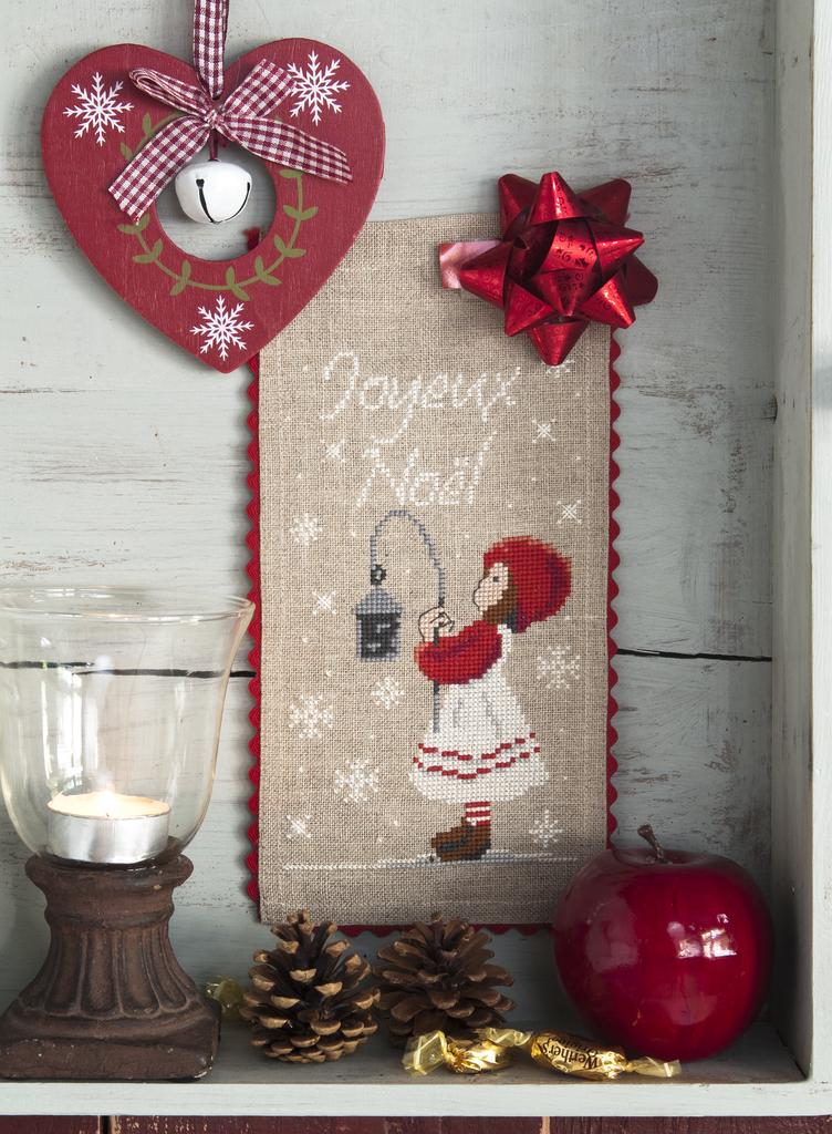 Magazine Création Point de Croix N°97 : plus de 20 modèles inédits de Noël au point de croix en rouge, blanc, vert et or. César Editions.