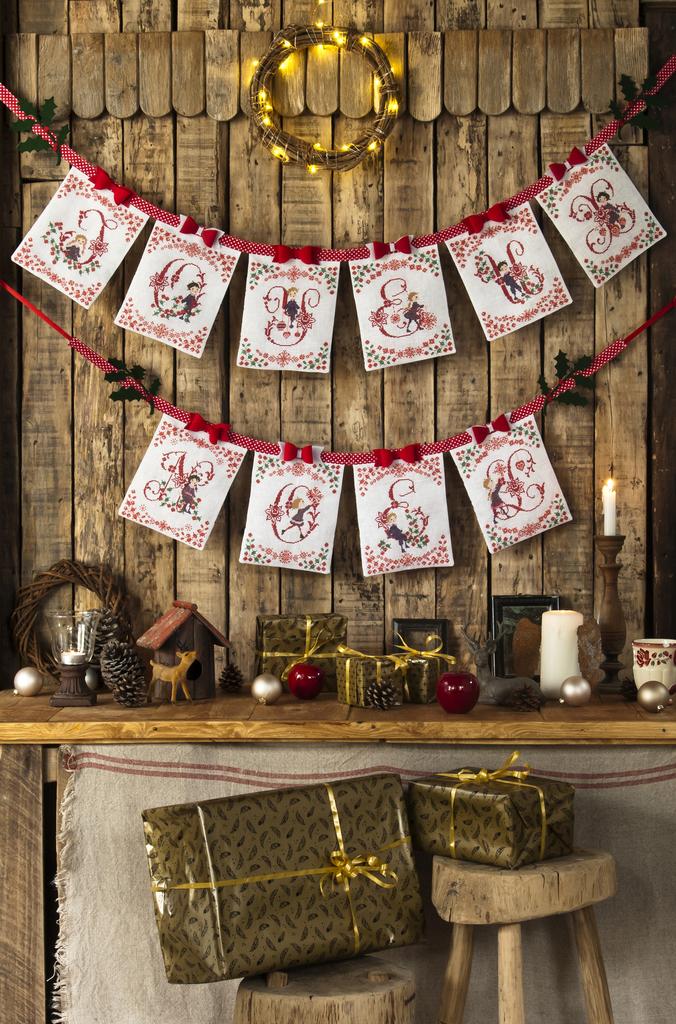 Magazine Création Point de Croix N°97 : plus de 20 modèles inédits de Noël au point de croix en rouge, blanc, vert et or. César Editions.