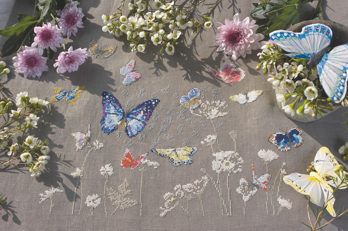 Découvrez le numéro 118 de Création Point de Croix : fleurs délicates, papillons, inspirations printanières et modèles gourmands. Aiguille en main, laissez-vous porter par la douceur du fait main.