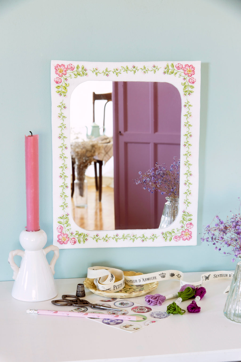 Découvrez le numéro 118 de Création Point de Croix : fleurs délicates, papillons, inspirations printanières et modèles gourmands. Aiguille en main, laissez-vous porter par la douceur du fait main.