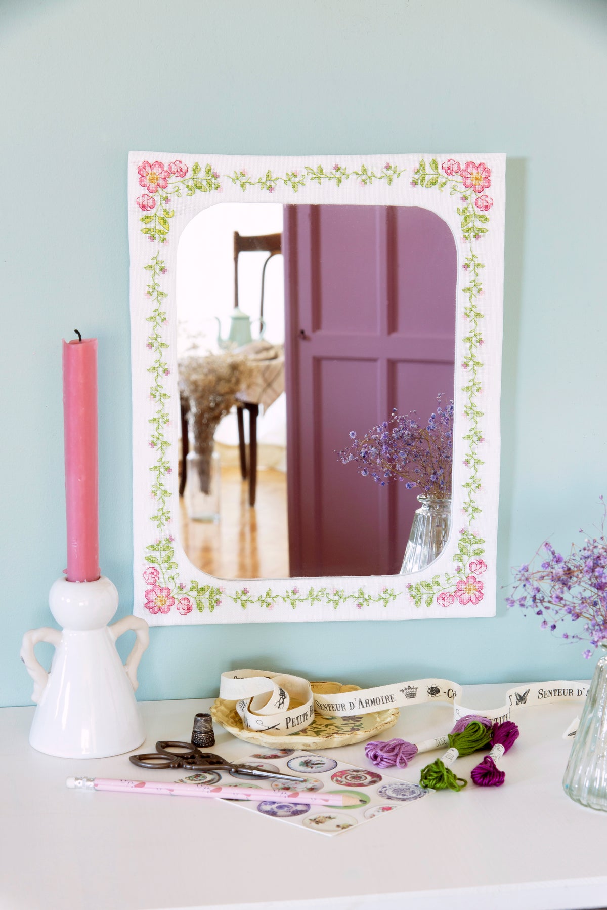 Découvrez le numéro 118 de Création Point de Croix : fleurs délicates, papillons, inspirations printanières et modèles gourmands. Aiguille en main, laissez-vous porter par la douceur du fait main.