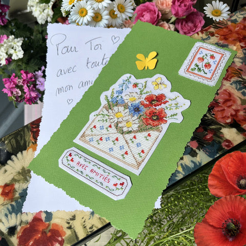 Grille point de croix « Dites-le avec des fleurs ! » : enveloppes brodées tulipes et coquelicots, timbres et étiquettes. À retrouver dans CPC n°119.