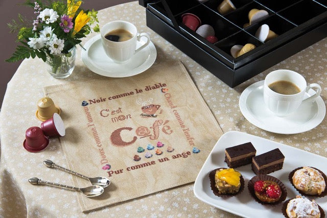 Découvrez Douceurs & Gourmandises au Point de Croix : 22 grilles inédites autour des pâtisseries, du thé et des goûters d’enfance. Magazine broderie.